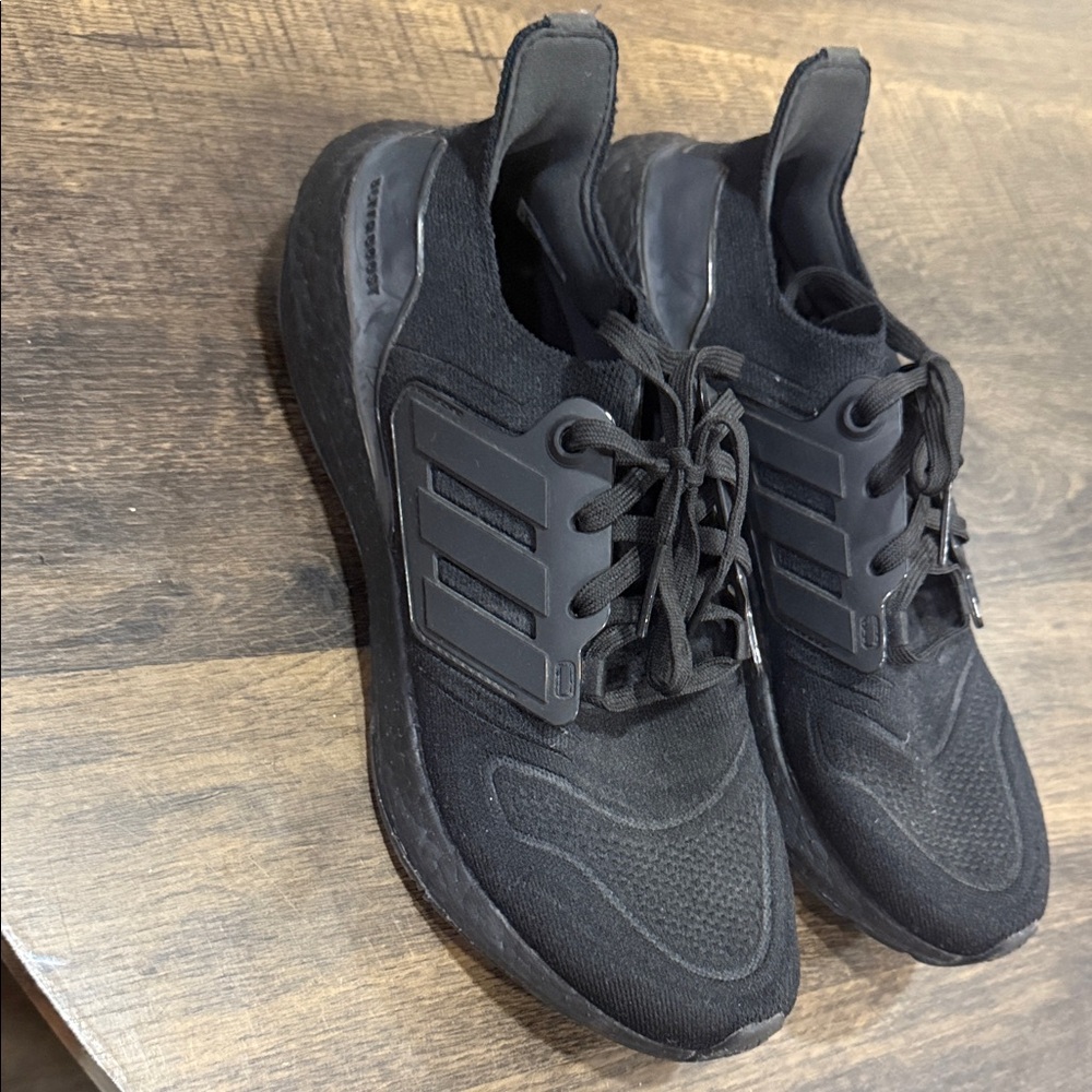 Adidas Men's Triple Black Sneakers 8